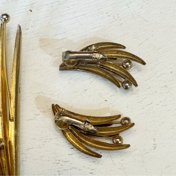 Vintage Brushed Gold Tone Fanned Leaf Brooch & Clip On Earrings Costume Set - Picture 4 of 14